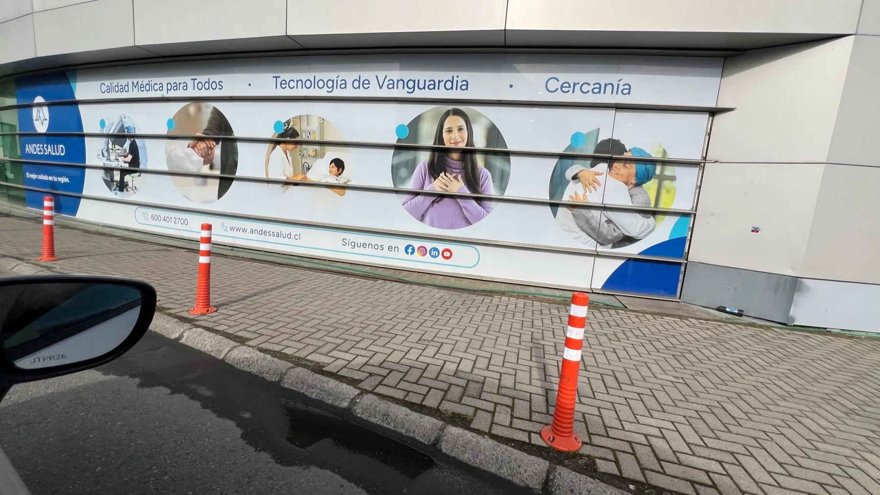 Fotografía institucional impresa en ploteo de sucursal en Concepción